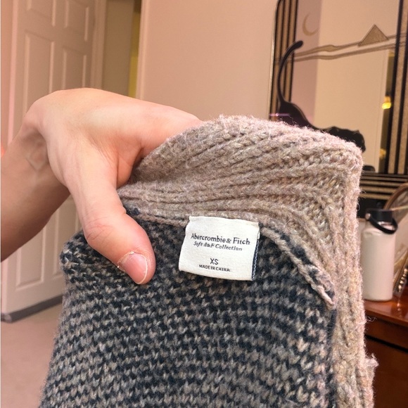 Abercrombie & Fitch Beige and Black Argyle Knit Sweater - Picture 5 of 5